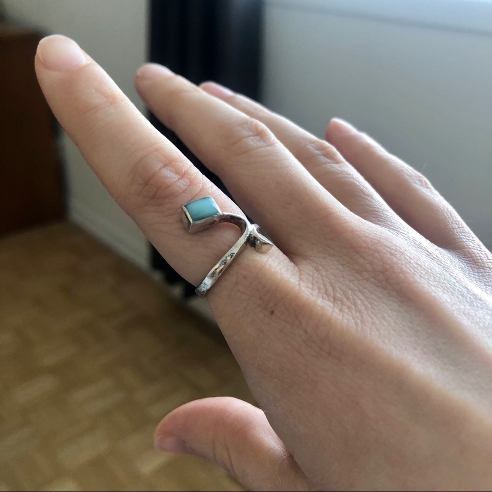 Wavy asymmetrical ring with aqua-colored stone - Sterling silver .925